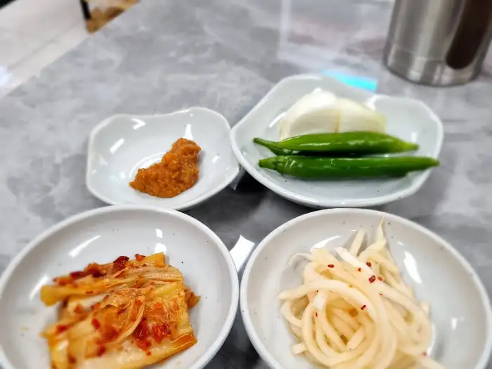 다양한 밑반찬이 정갈하게 담겨 있는 모습
