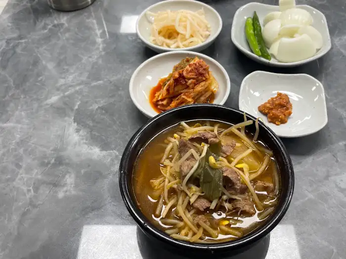 국밥과 다양한 밑반찬이 함께 놓인 상차림