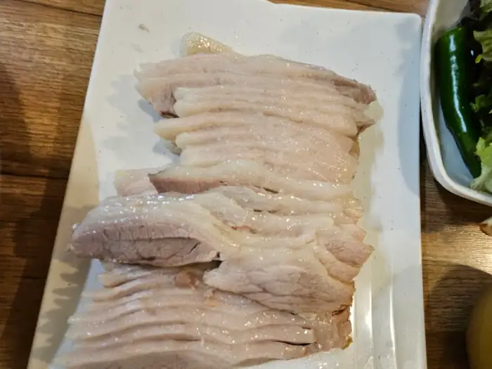 얇게 썰린 가브리살 보쌈