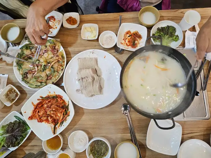 칼국수와 여러 반찬들