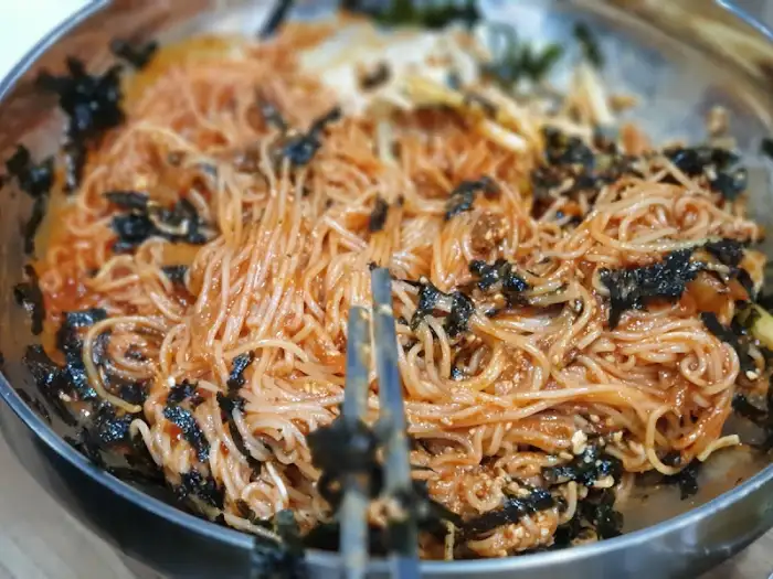 붉은 양념이 비벼진 비빔국수