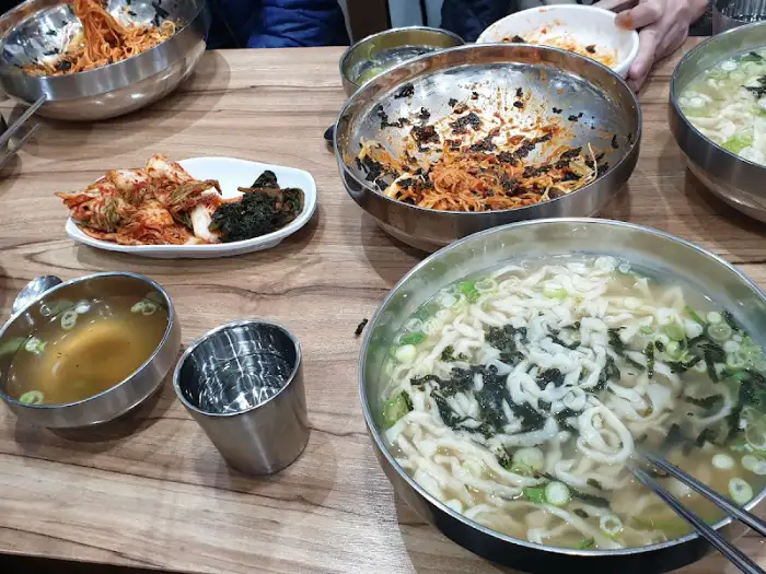 식탁 위에 차려진 푸짐한 칼국수 한상 차림