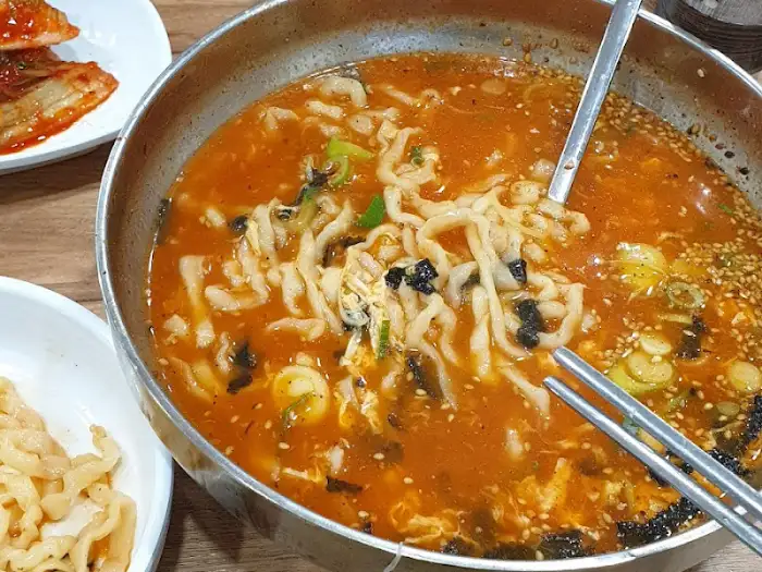 새빨간 국물에 쫄깃한 면발이 가득한 얼큰이칼국수