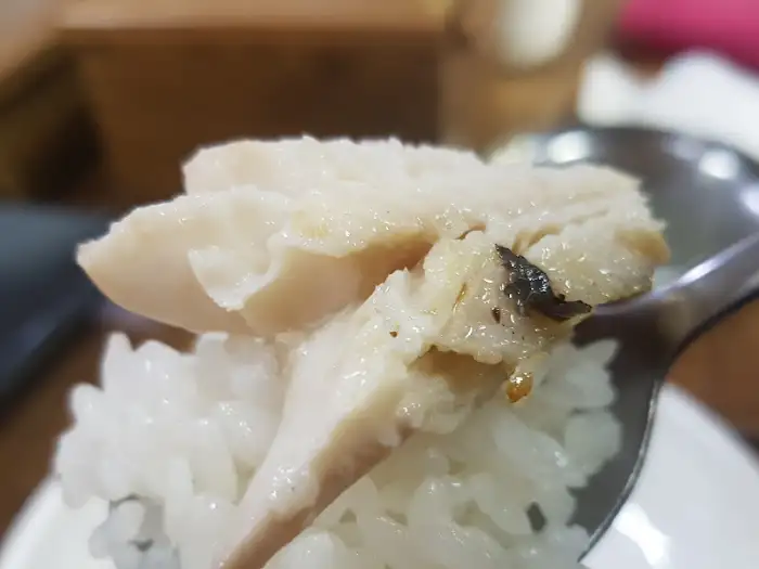 흰 쌀밥 위에 짜글이 고기가 올려진 숟가락