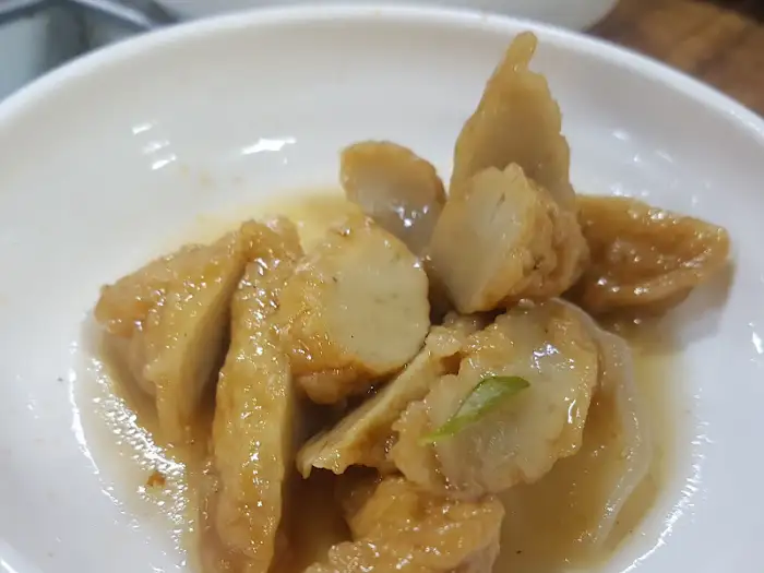 달콤한 양념에 조려진 어묵 조림