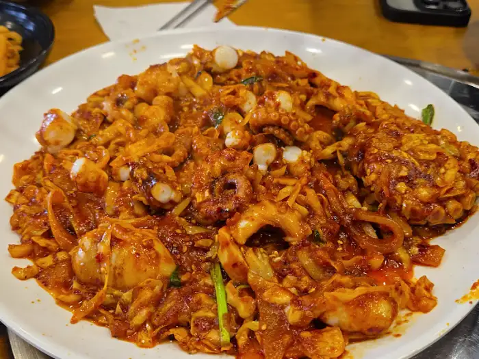 실내 전경 및 낙지볶음