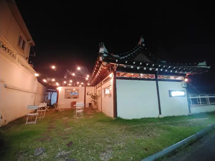카페 고데레 야외 공간 (밤)