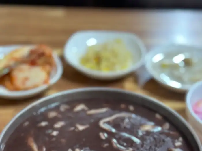 팥칼국수와 곁들임 반찬
