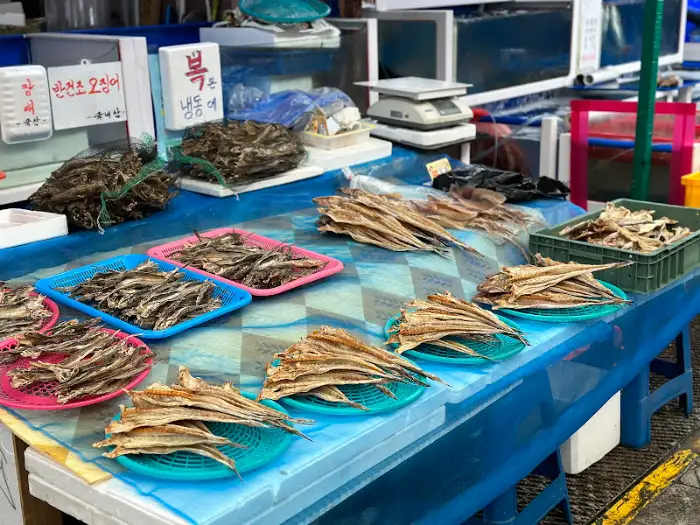 다양한 건어물 진열