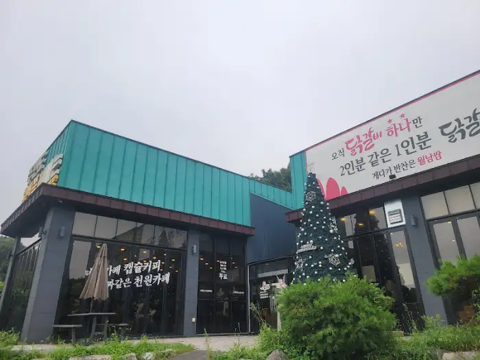 가게 입구와 트리를 장식한 모습