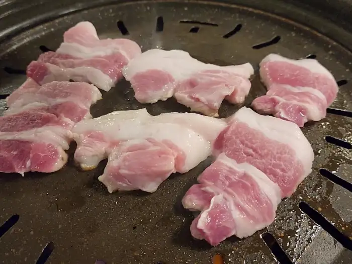 불판 위에 구워지는 삼겹살
