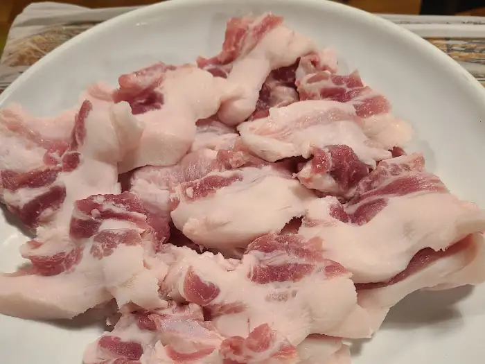 접시에 담긴 삼겹살 조각들