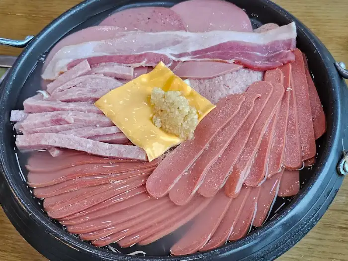 다양한 햄과 치즈가 올려진 부대찌개