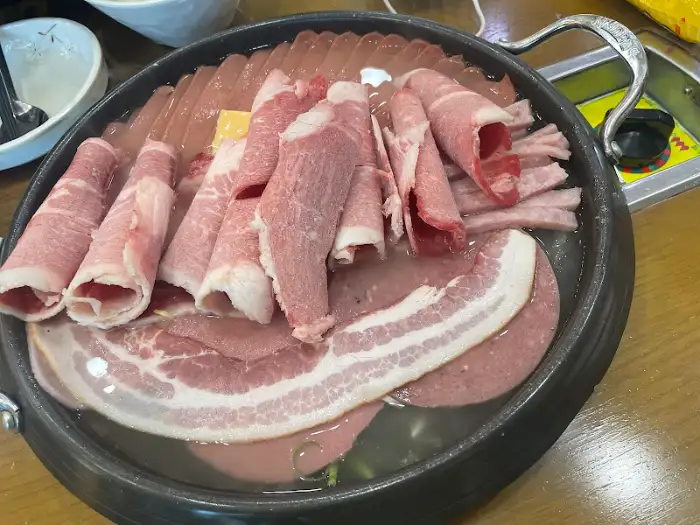 부대찌개 안에 부드러운 차돌박이