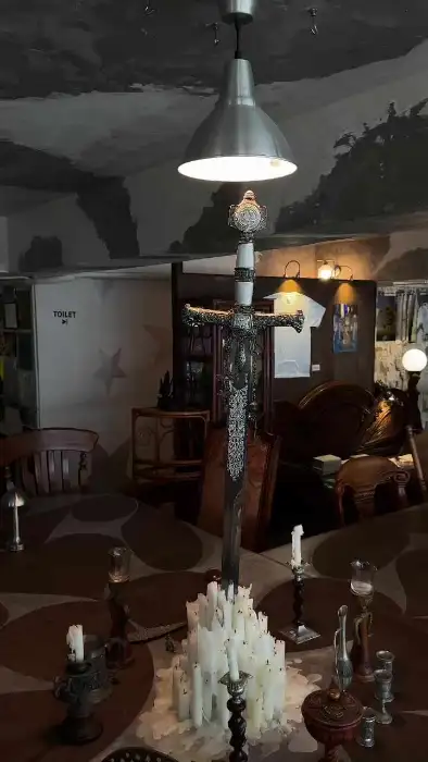 독특한 장식이 있는 테이블