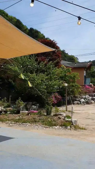 야외 좌석과 주변 풍경