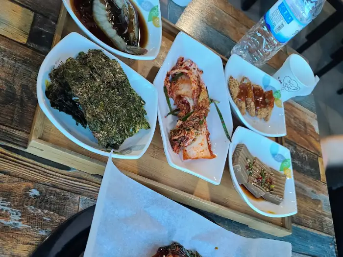 김치와 쌈채소, 그리고 젓갈류 반찬