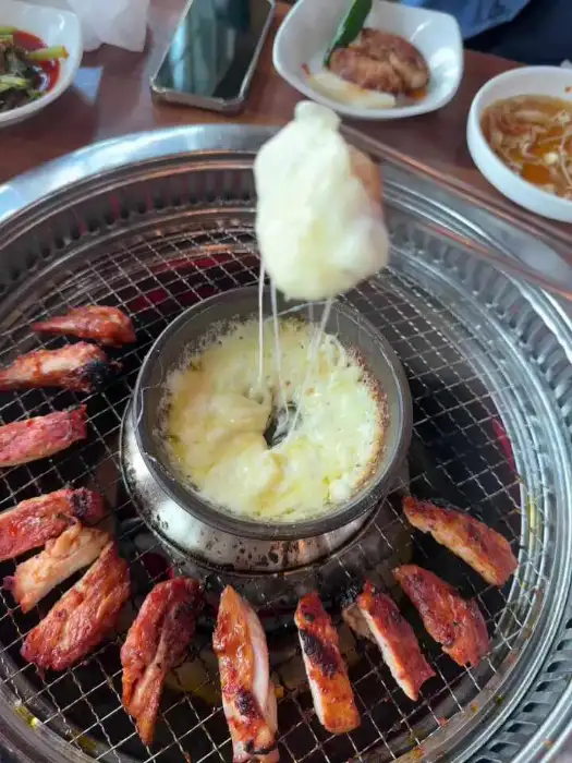 치즈 퐁듀에 찍어 먹는 닭갈비