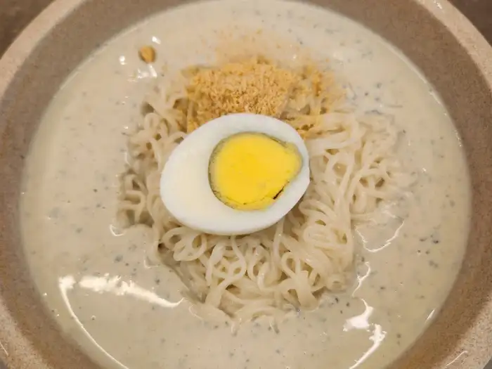 계란 반 개와 고명이 올라간 콩국수