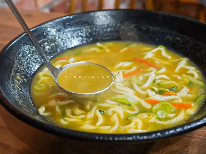 국자에 칼국수 국물을 뜨는 모습