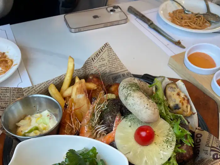 LAMB'S HOUSE 내부 테이블 뷰