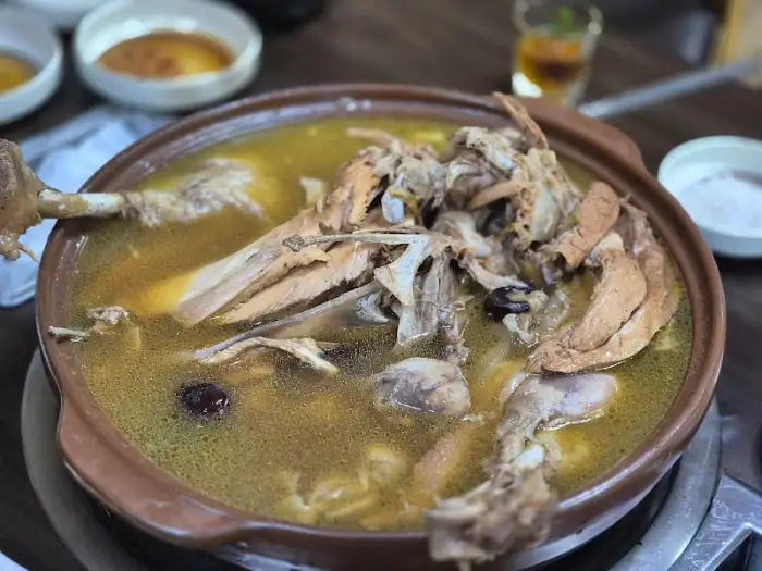 큼직한 오리백숙이 담긴 뚝배기