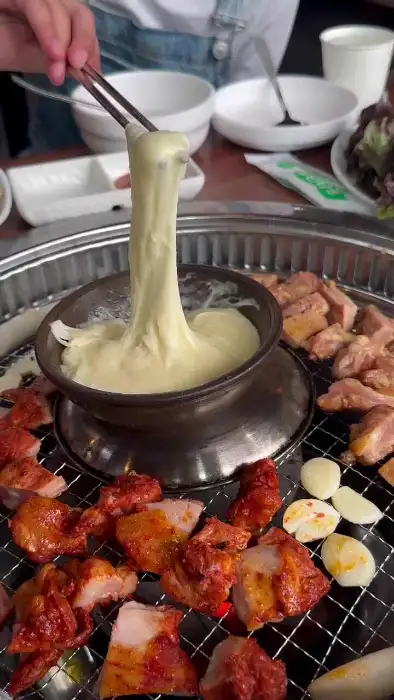 치즈 퐁듀에 찍어 먹는 닭갈비