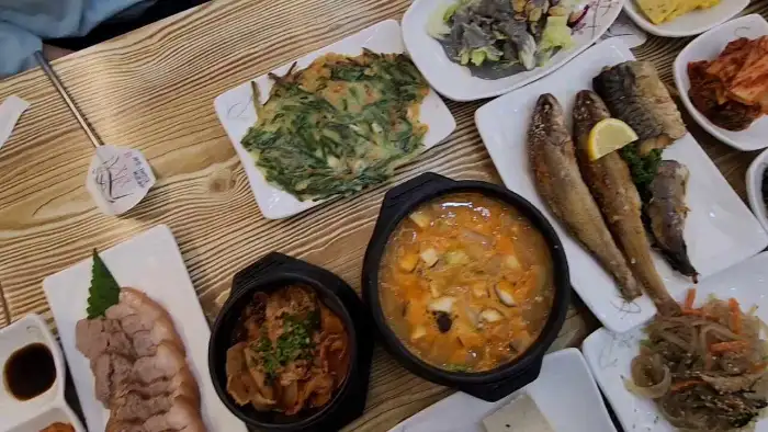 다양한 반찬이 올라간 식탁 모습