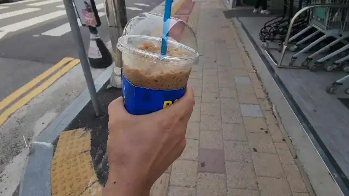 손에 들린 빽다방 커피
