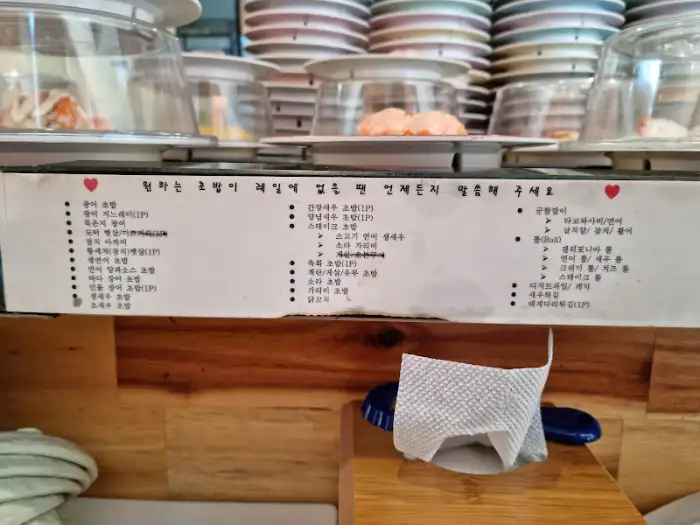 벽에 붙은 메뉴 안내판
