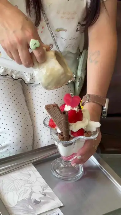 파르페 위에 시럽을 붓는 모습