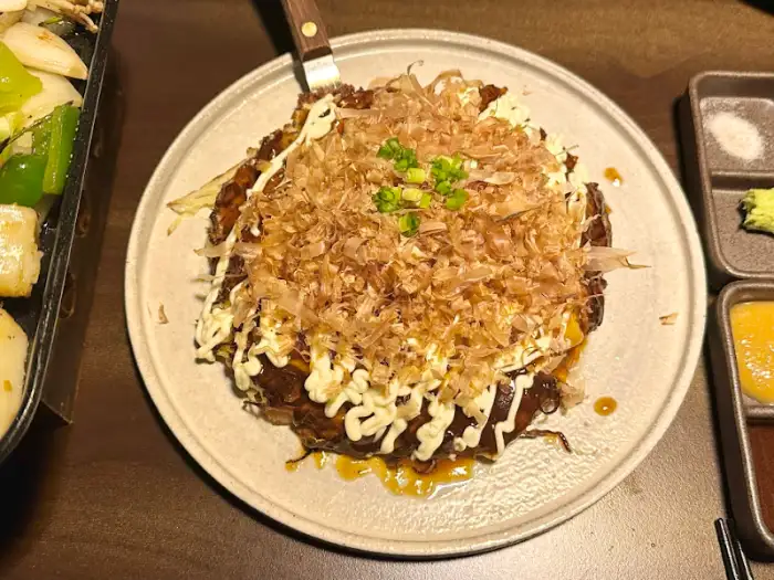 가쓰오부시가 듬뿍 올라간 오코노미야끼