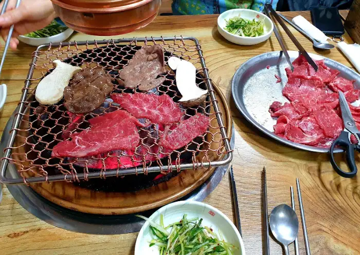 테이블에 놓인 젓가락, 숟가락, 그리고 쌈장