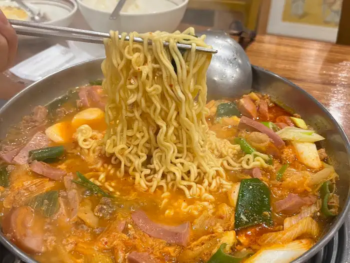 집게로 라면 사리를 건져 올리는 모습