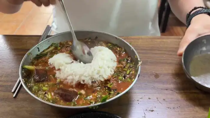 물회에 밥 말기