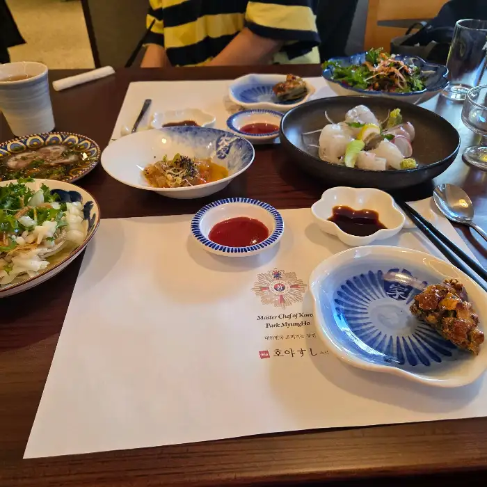다양한 음식이 놓인 테이블