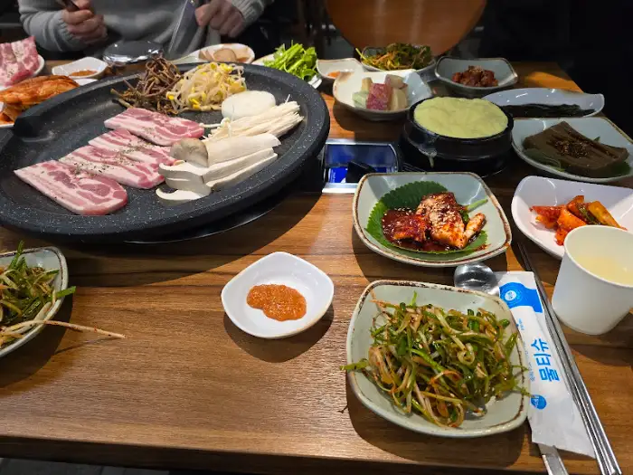 테이블 위에 차려진 다양한 음식들, 고기와 반찬