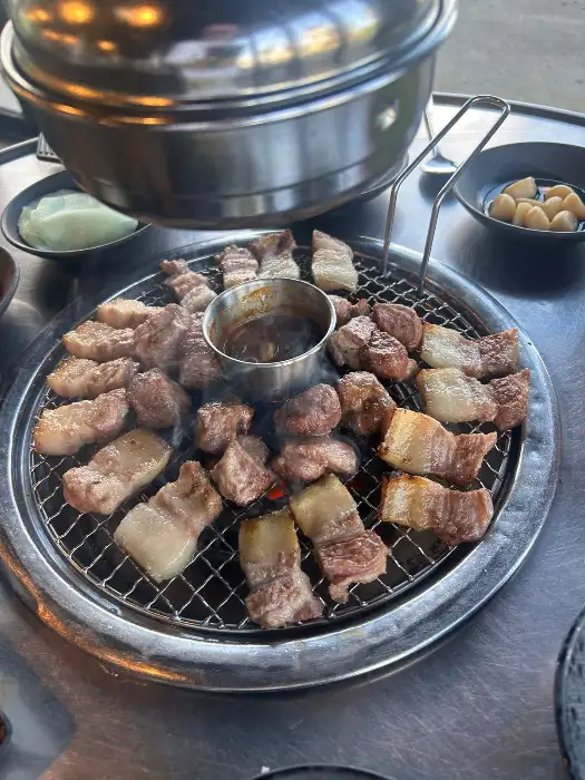 직원이 구워주는 흑돼지