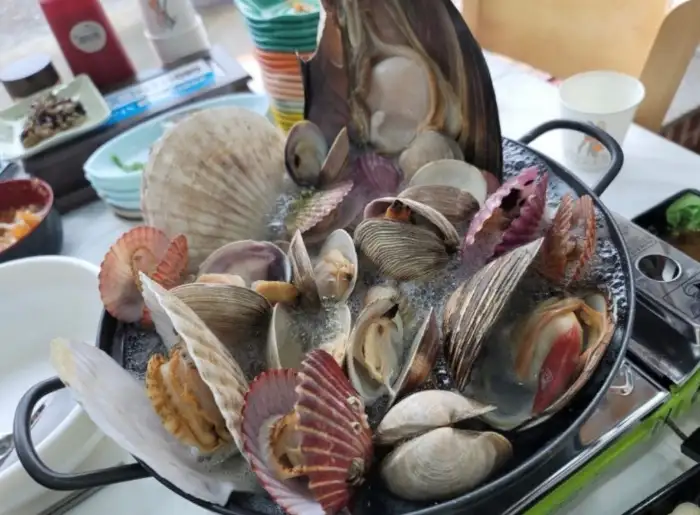 푸짐하게 차려진 한상차림