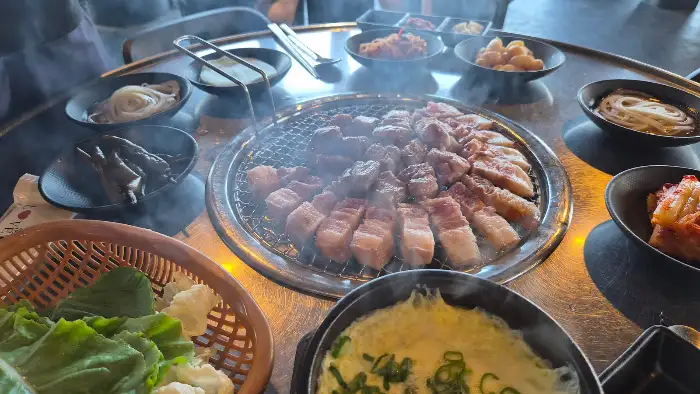 연탄불에 구워지는 흑돼지