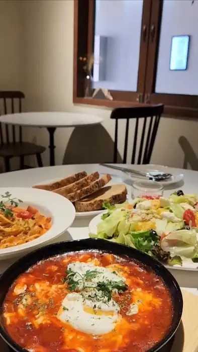 다양한 요리가 차려진 테이블
