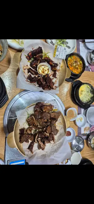 푸짐하게 차려진 갈비와 곁들임 메뉴