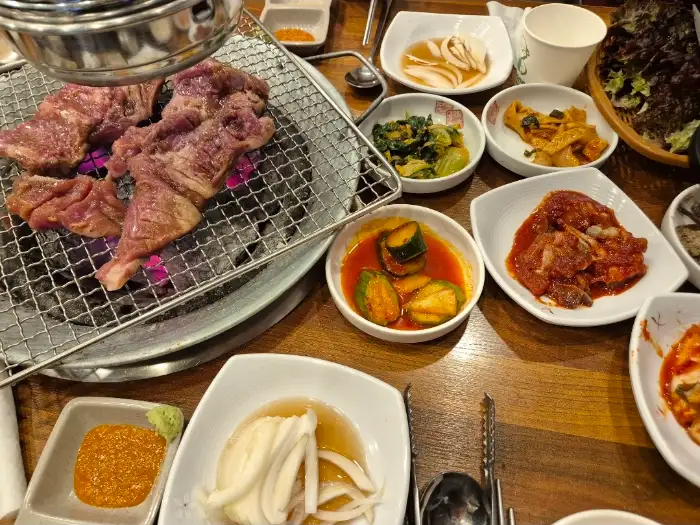 숯불 위에서 익어가는 갈비살