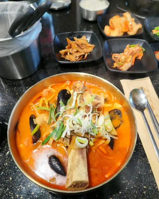 짬뽕 갈비탕과 곁들임 반찬