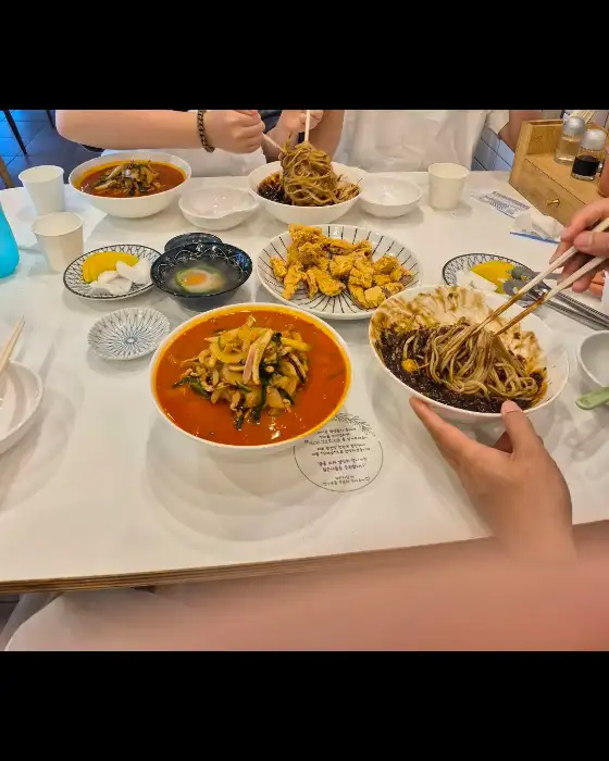 테이블에 놓인 음식들과 손길