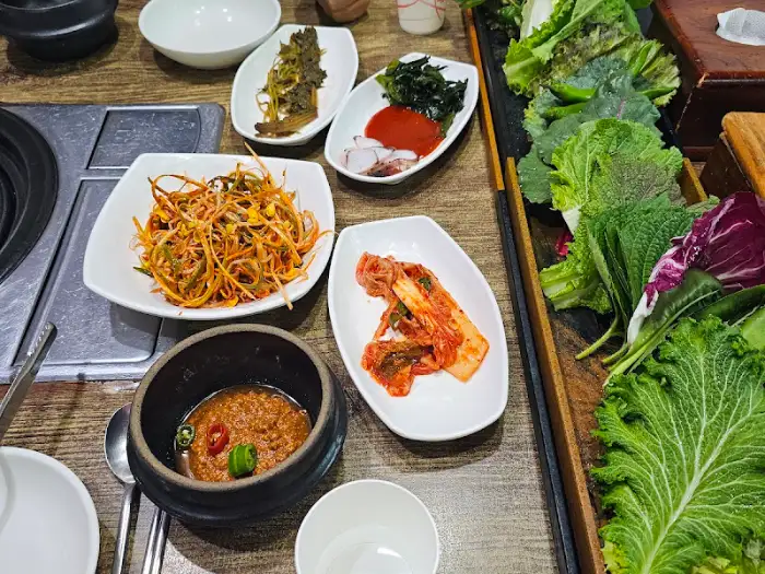 쌈장, 김치, 젓갈 등 기본 찬