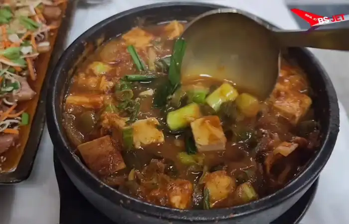 김이 모락모락 나는 된장찌개