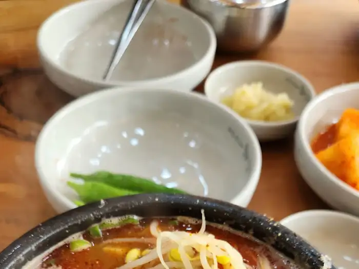 테이블 위 일부 모습: 밥그릇, 젓가락, 뚝배기
