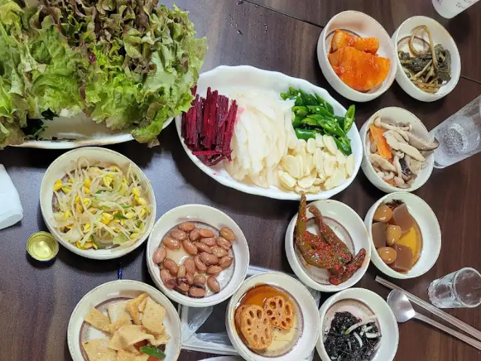 테이블에 차려진 다양한 음식들