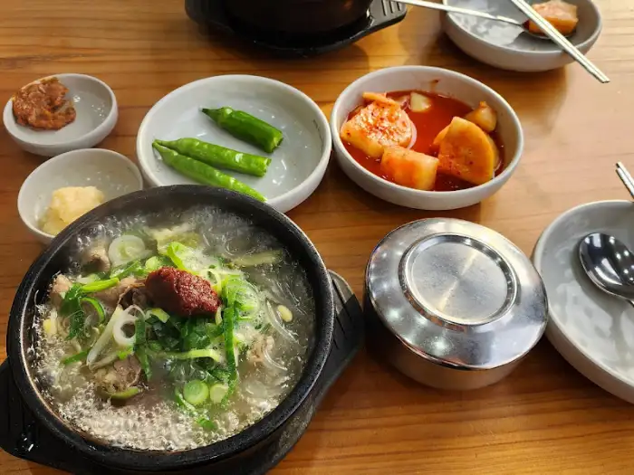 테이블 전체 모습: 해장국, 밑반찬, 밥